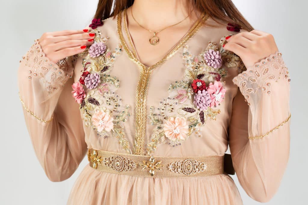 Caftan marocain traditionnel classique pour femme élégante, en mousseline de couleur pêche, orné de broderies dorées