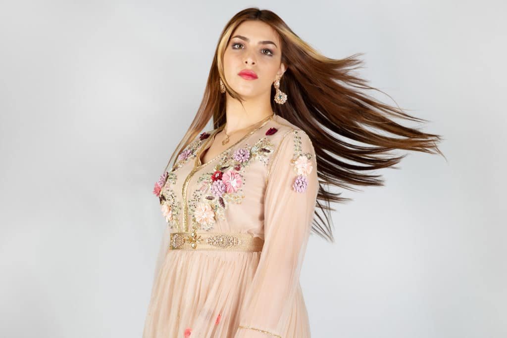 Femme en caftan rose élégant.